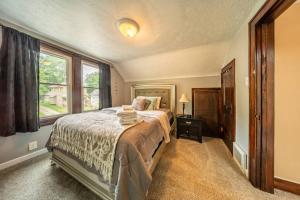 1 dormitorio con cama y ventana en Cheerful 3 BR. 2 Bath, Spacious Family Home en Akron