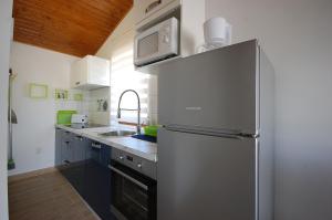 eine Küche mit einem Kühlschrank aus Edelstahl und einer Spüle in der Unterkunft Apartments with parking space Vantacici, Krk - 20507 in Malinska