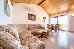 sala de estar con sofá y mesa en Apartments with a parking space Njivice, Krk - 20543, en Njivice