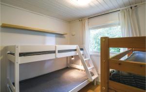 Bunk bed o mga bunk bed sa kuwarto sa Amazing Home In rjng With House A Panoramic View