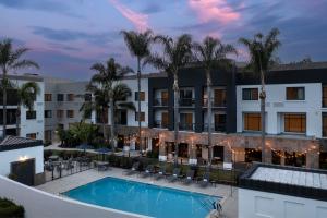 Bazén v ubytování Courtyard by Marriott San Diego Carlsbad nebo v jeho okolí