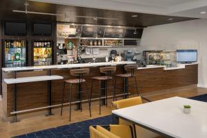 Lounge nebo bar v ubytování Courtyard by Marriott San Diego Carlsbad