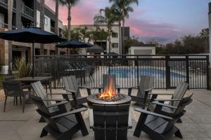 Bazén v ubytování Courtyard by Marriott San Diego Carlsbad nebo v jeho okolí