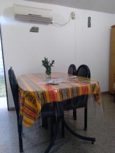 una mesa con un mantel en ella con una planta en ella en LENA'S en Tinogasta