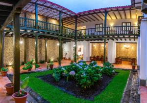 une cour d'une maison avec un jardin dans l'établissement La Xalca Hotel - Asociado Casa Andina, à Chachapoyas