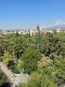 un parque con árboles y una ciudad al fondo en Departamento centro Mendoza en Mendoza