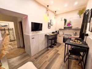 a small kitchen with a table and a counter top at Falco Deluxe Home - Naples Airport & Town in Naples