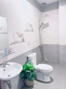 uma casa de banho com um WC e um lavatório em Shiny Homestay Da Nang em Da Nang