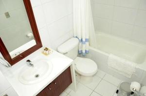 y baño con lavabo, aseo y bañera. en San Ignacio Suite Apartments, en Santiago