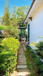 un camino de jardín que conduce a una casa blanca en Bảo Phúc Bungalow- Đảo Phú Quý, en Cu Lao Thu