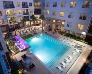 - une vue sur la piscine en face d'un bâtiment dans l'établissement Business District Double Master w/ Pool!, à Houston