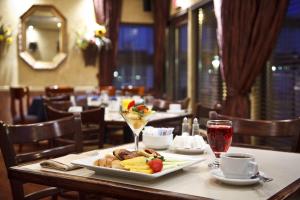 einen Tisch in einem Restaurant mit einem Teller Essen in der Unterkunft Auberge Royal Versailles in Montreal