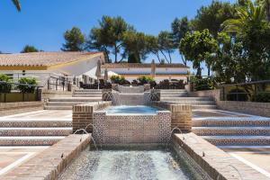 Bazén v ubytování Globales Playa Estepona nebo v jeho okolí