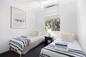 Postel nebo postele na pokoji v ubytování Unit 8 Taralla 18 Edgar Bennett Avenue Noosa Heads + 17 fotografií