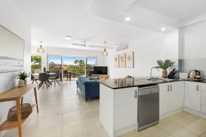 Kuchyň nebo kuchyňský kout v ubytování Unit 8 Taralla 18 Edgar Bennett Avenue Noosa Heads