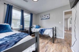 מיטה או מיטות בחדר ב-Cozy Home with City Views