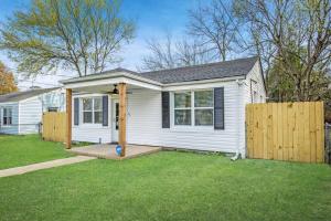 een klein wit huis met een houten hek bij Cozy Home with City Views in Columbus