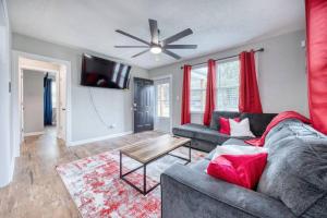 a living room with a couch and a ceiling fan at Cozy Home with City Views in Columbus