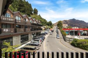 Une rangée de voitures garées sur le côté d'une rue dans l'établissement Skyline Suite, à Queenstown