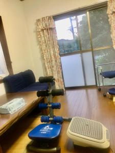 伊勢市にあるHotel Ryokan Togenkyo - Vacation STAY 97146vのソファ、テーブル、椅子が備わる客室です。