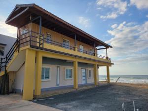 um edifício com varanda na praia em Yaeliz Front Beach em Aguada