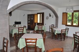 SerramezzanaにあるLocanda La Corteのテーブルと椅子が備わるレストラン