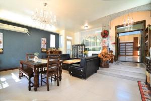 台东采羚休闲渡假民宿的带沙发和桌子的客厅