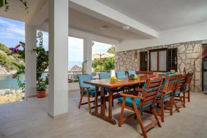 a dining room with a table and chairs at House Peacefull Relax in Zastražišće