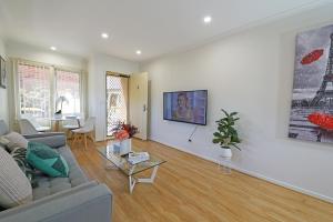Un lugar para sentarse en Hidden Gem 1-Bedder in Box Hill Prime Location