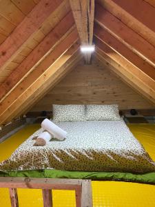 Bett im Loft mit Holzdecke in der Unterkunft Bio Cabaña Maria Guadalupe in Rionegro