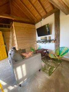 ein Wohnzimmer mit einem Sofa und Stühlen in der Unterkunft Bio Cabaña Maria Guadalupe in Rionegro