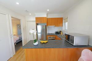 Una cocina o cocineta en Hidden Gem 1-Bedder in Box Hill Prime Location