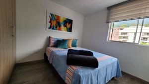 Ένα ή περισσότερα κρεβάτια σε δωμάτιο στο Acogedor apartamento vacacional en zona centrica de Ibague