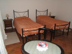 ボローニャにあるBel Sitのベッド2台、テーブル(ケーキ付)が備わる客室です。