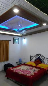 Een bed of bedden in een kamer bij Krishna Niwas