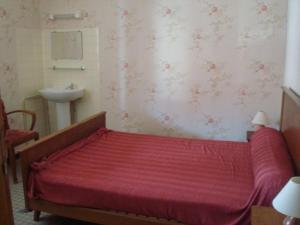 um quarto com uma cama vermelha e um lavatório em Appartement Vieux-Boucau-les-Bains, 4 pièces, 6 personnes - FR-1-379-158 em Vieux-Boucau-les-Bains