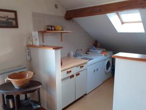 een keuken met een wastafel en een wasmachine bij Appartement Vieux-Boucau-les-Bains, 3 pièces, 4 personnes - FR-1-379-161 in Vieux-Boucau-les-Bains