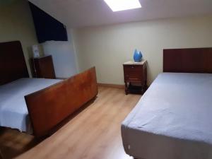 een slaapkamer met 2 bedden en een houten vloer bij Appartement Vieux-Boucau-les-Bains, 3 pièces, 4 personnes - FR-1-379-161 in Vieux-Boucau-les-Bains