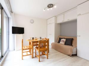 Televízia a/alebo spoločenská miestnosť v ubytovaní Appartement 4 pers, centre Saint-Lary, proche Thermes et télécabine, terrasse sud, parking, wifi - FR-1-296-464