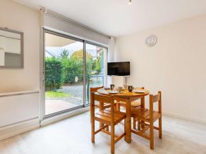 Televízia a/alebo spoločenská miestnosť v ubytovaní Appartement 4 pers, centre Saint-Lary, proche Thermes et télécabine, terrasse sud, parking, wifi - FR-1-296-464 + 2 fotografie