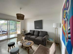salon z kanapą i stołem w obiekcie Appartement rénové en front de mer avec terrasse. - FR-1-100-295 w mieście Cavalaire-sur-Mer