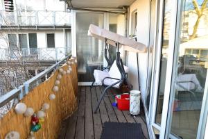 - un balcon avec une lumière sur le côté du bâtiment dans l'établissement Appartment mit großem Balkon im belgischen Viertel, à Cologne