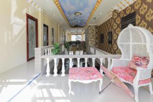 ein weißer Raum mit zwei Stühlen und einem Tisch in der Unterkunft RedDoorz Plus @ Villa Bontes Batu in Batu