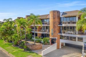 an aerial view of a building with palm trees at Fuller Holidays-Unit Pacific in Byron Bay