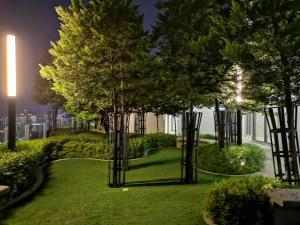 een tuin met bomen en gras in de nacht bij Orion Suites@ The Robertson Bukit Bintang in Kuala Lumpur