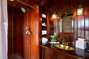 un bagno con lavandino e specchio di Copper and Lumber Store Hotel a English Harbour