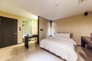 Postel nebo postele na pokoji v ubytování Jbis Hotel