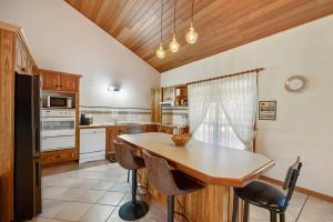 una cocina con mesa de madera y sillas. en The Fletcher Estate, en Nulkaba