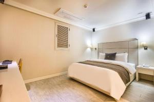 Postel nebo postele na pokoji v ubytování Jbis Hotel