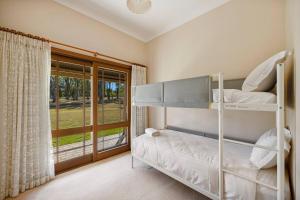 ヌカバにあるThe Fletcher Estateのベッドルーム1室(二段ベッド2台、窓付)が備わります。